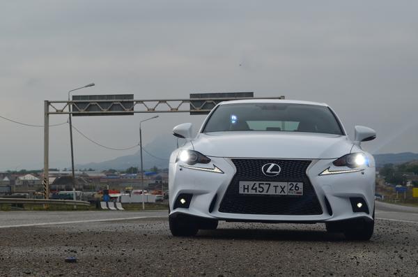 Вперед в будущее: тест-драйв Lexus IS